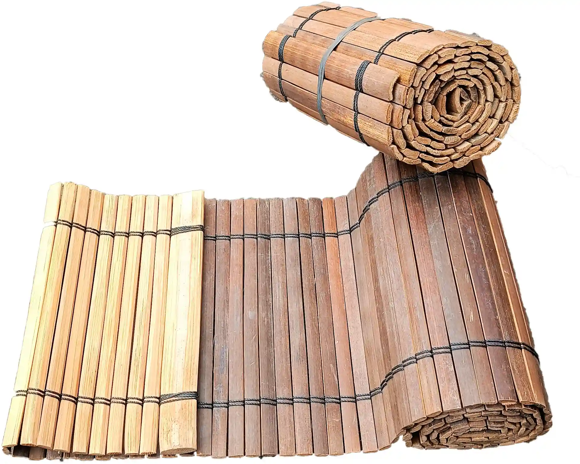 Aufgerollte filigrane Beeteinfassung aus Bambus für flexible Gartengestaltung.