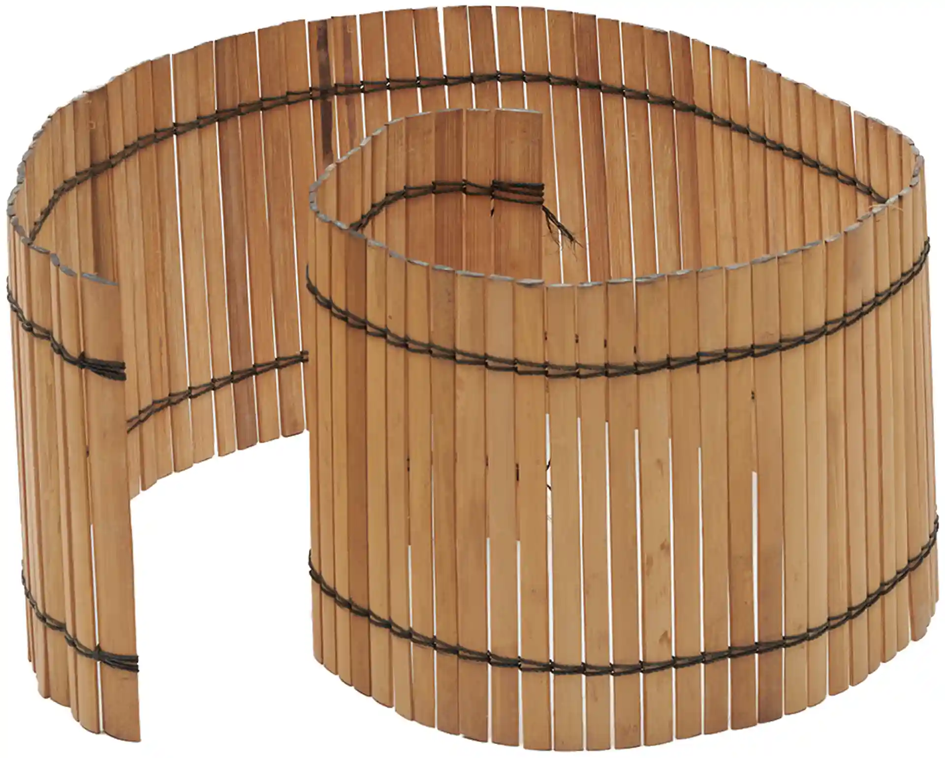 Aufgerollte Beeteinfassung aus Bambusstäben für flexible Gartengestaltung.